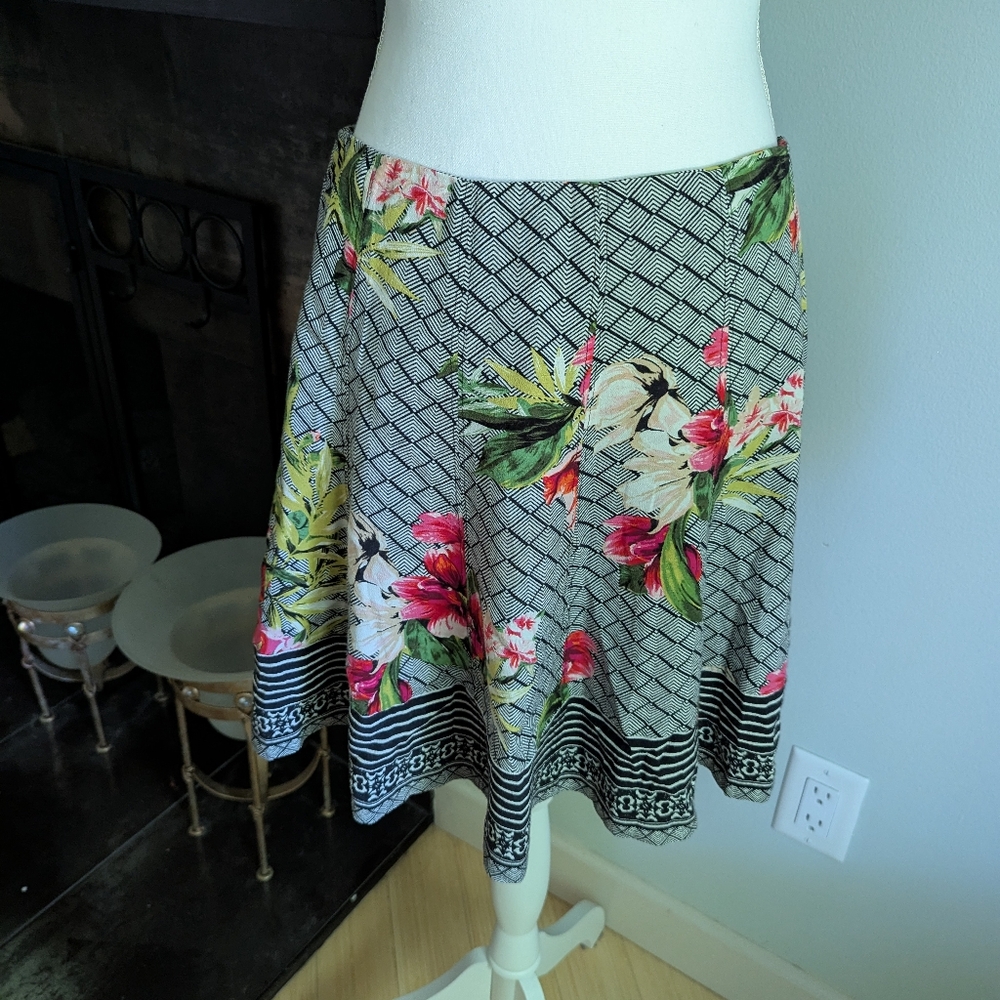 White House Black Market WHBM Women's 6 Floral Mix Print Flared Mini Skirt 163A